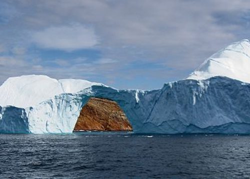 480px-Iceberg_with_hole_near_sanderson_hope_2007-07-28_2